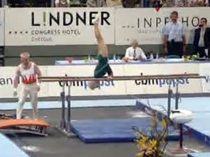 86-летняя гимнастка поразила публику кульбитами на брусьях (ВИДЕО)