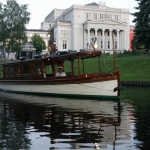 По Рижскому каналу начали курсировать прогулочные кораблики