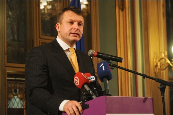 Шлесерс сравнил Домбровскиса с хладнокровным хирургом