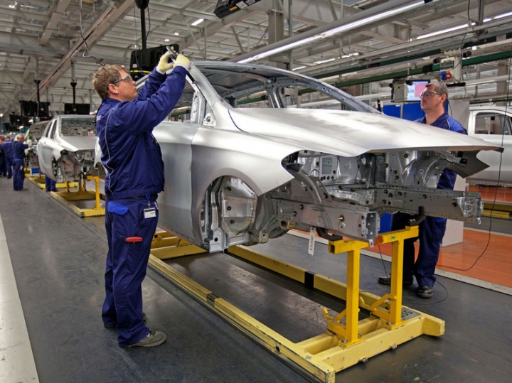 Mercedes станет собирать авто за 30 часов