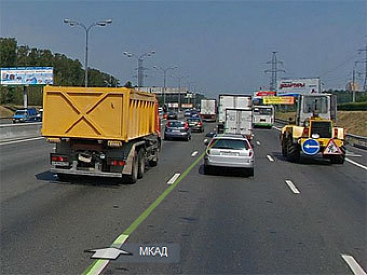 «КамАЗ» протаранил грузовик с солдатами на МКАДе