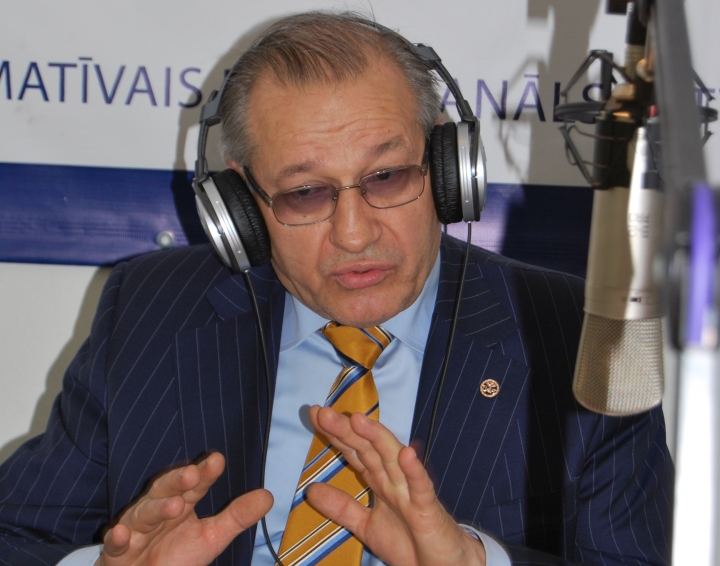 Никифоров требует предоставить права русскоязычным де-факто