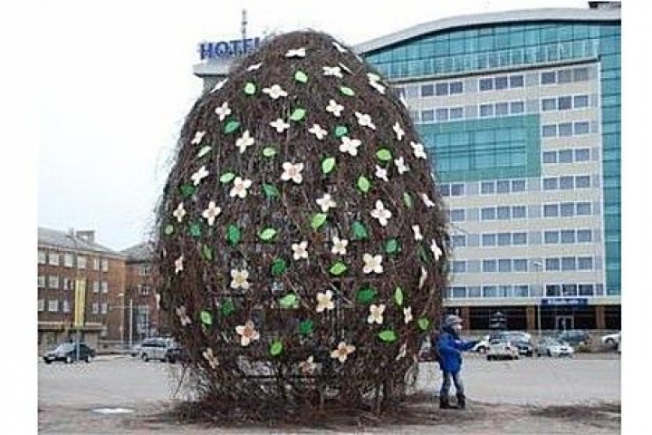 На центральной площади Даугавпилса разместили яйцо высотой 4,5 метра