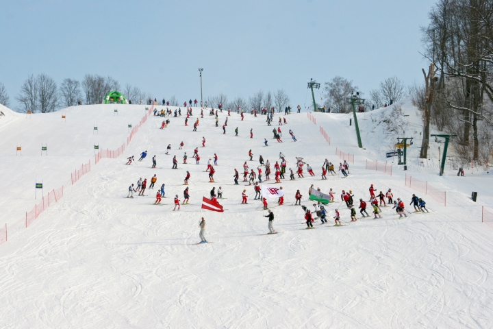 На горе в Сигулде погиб мужчина, еще двое в больнице (дополнено)