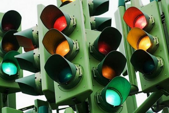 В центре столицы сломался светофор - всем светит зеленым