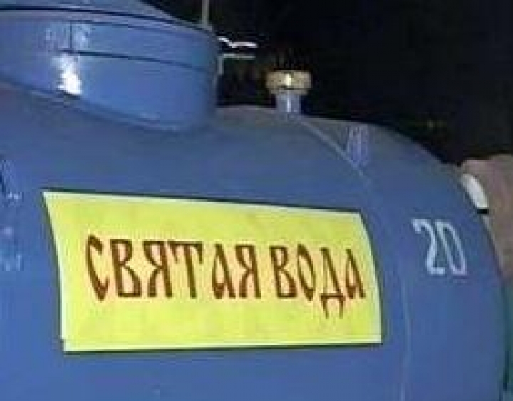 Оппозиционеров у храма Христа Спасителя полили святой водой