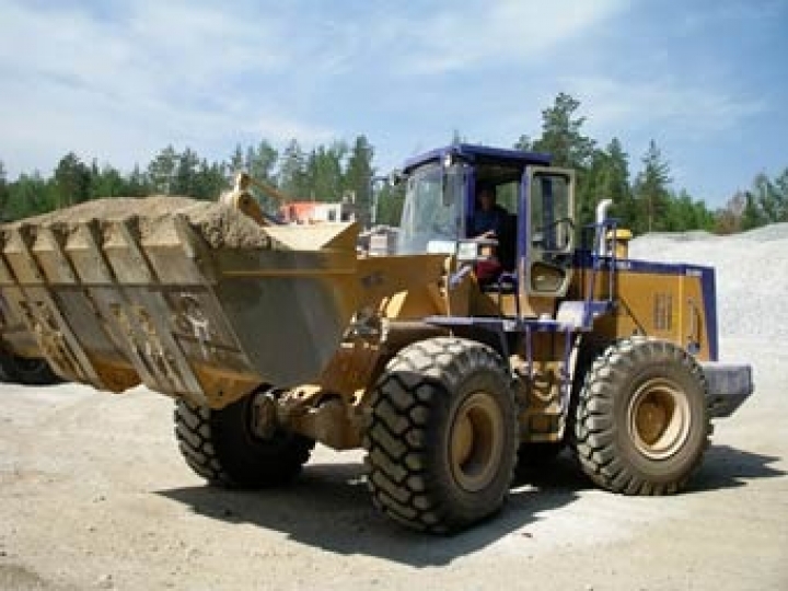 Латвийские крестьяне теряют свои тракторы