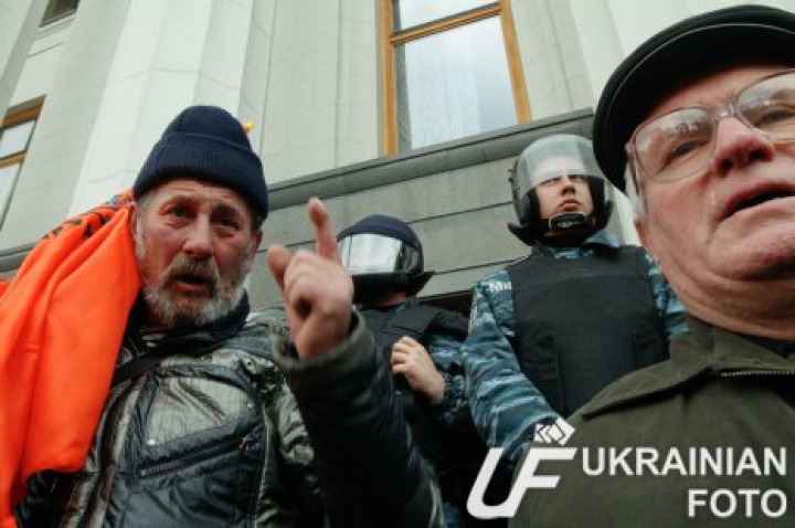 Чернобыльцы осадили здание Верховной Рады