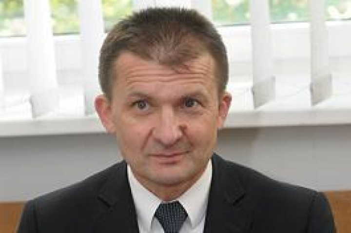 Вашкевич живет на сбережения, читает книги и учит английский язык