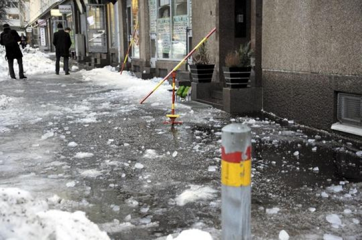 Из-за снега условия передвижения осложнены по всей Латвии