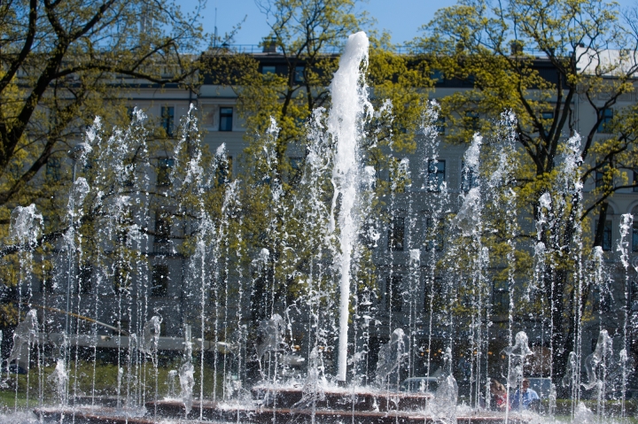 В Риге заработали первые фонтаны (ФОТО)