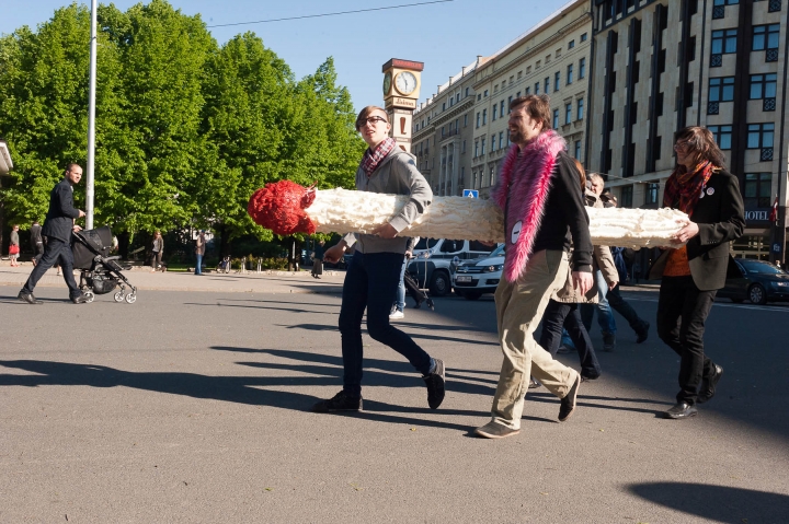 На пути двухметрового фаллоса встала полиция (ВИДЕО, ФОТО)