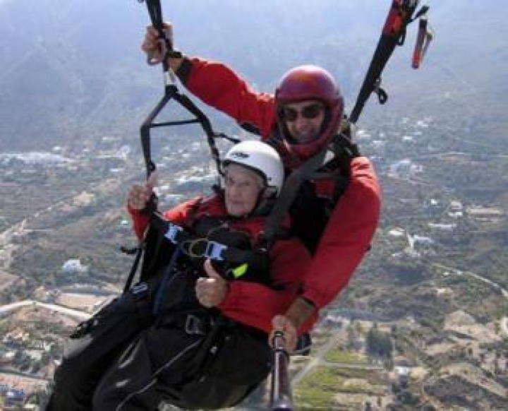 104-летняя британка совершила полет на параплане