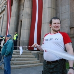 Кабмин попытались окружить живой цепью около 30 человек (ФОТО, ВИДЕО)