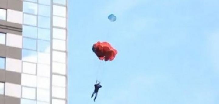 Парашютиста, спрыгнувшего с крыши гостиницы, оштрафовали на 50 латов (ВИДЕО)