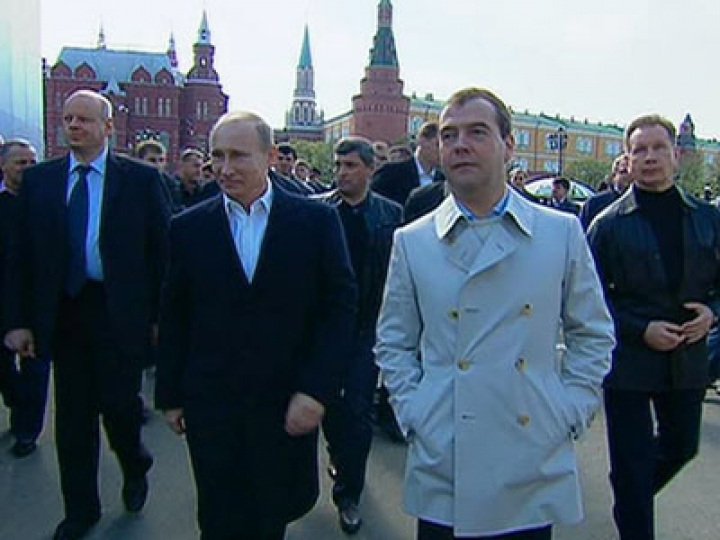 Медведев и Путин отметили 1 мая в пивном баре «Жигули»