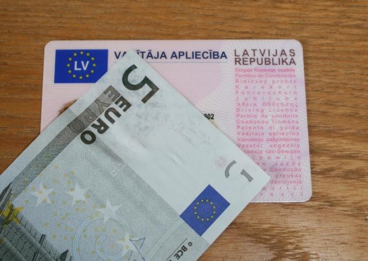 В Латвии будут выдавать водительские права нового образца (АУДИО)