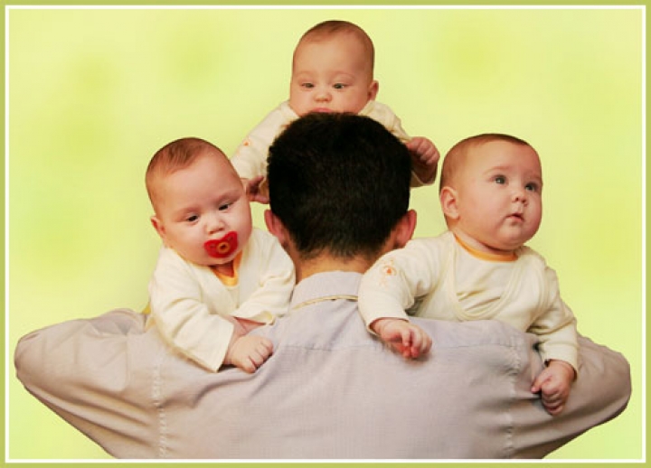 Родителям тройняшек выплатят 6 тысяч латов