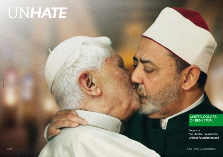 Benetton заплатил Ватикану за рекламу с поцелуем Папы и имама