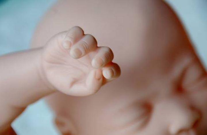 Найденного на обочине младенца могли утопить