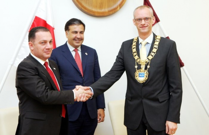 Министр посоветовал мэру Юрмалы купить костюм и туфли