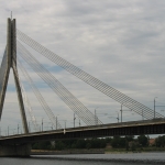 По Вантовому мосту забирается «человек-паук»