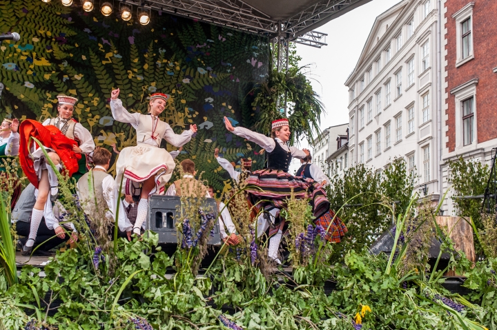 Треть жителей Латвии будут праздновать Лиго в кругу семьи