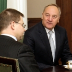 Политолог: президент работает только как посредник между политиками (АУДИО)