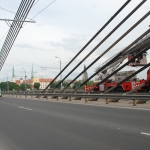 Ванты моста смазали солидолом