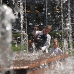 В Риге заработали плавучие фонтаны