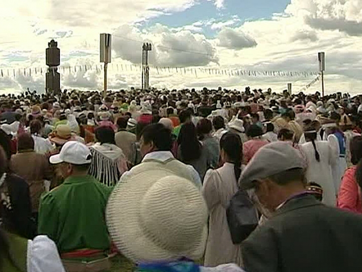 В рекордном хороводе в Якутии участвовали 15 тысяч человек