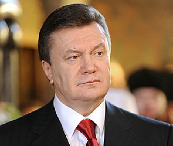 Янукович подписал закон о тотальном запрете курения