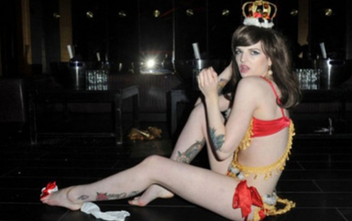 Родственница королевской семьи разделась в честь юбилея Елизаветы II