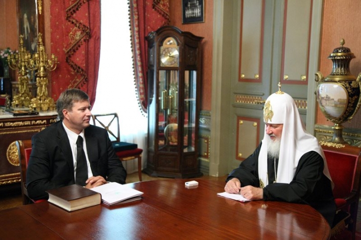 Церковь возмущена присуждением «Калоши» патриарху Кириллу