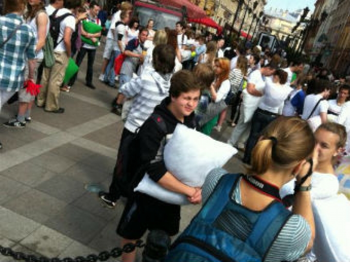 Участников боя подушками в Питере задержала полиция