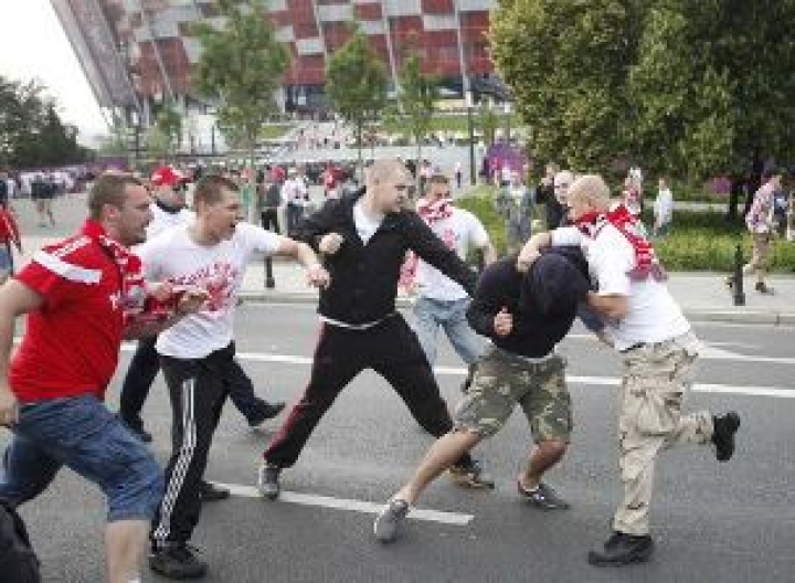 В Варшаве продолжают задерживать футбольных фанатов