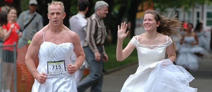 По Риге в свадебных платьях пробежались женщины и мужчины