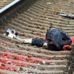 Акция по безопасности: что остается от человека, попавшего под поезд?