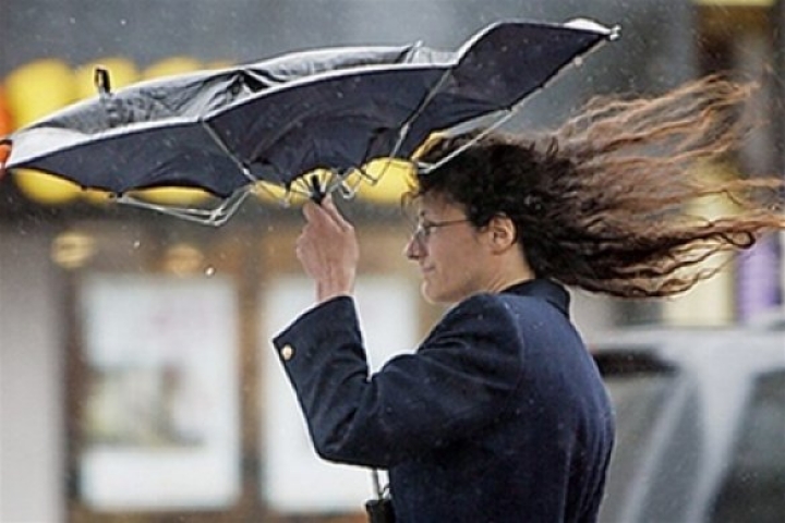 Ригу накрыла буря, в море занесло кайтбордиста