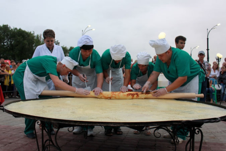 В Благовещенске испекли самый большой блин