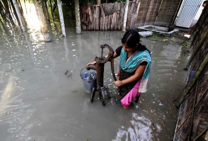 В Индии спасают 400 туристов, отрезанных селем