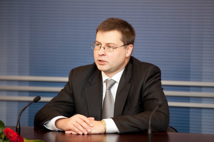 Премьер не захотел сравнивать случаи с Биедриньшем и Закисом