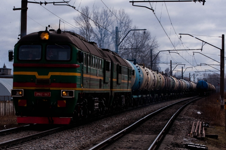 На переезде локомотив протаранил автомобиль