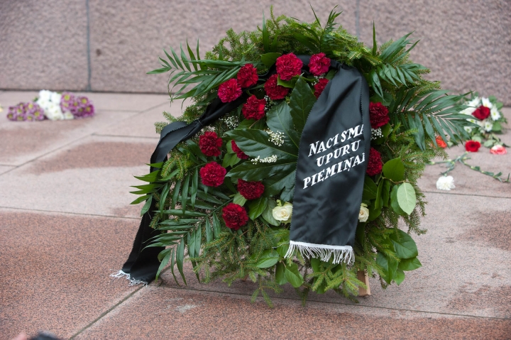 Спецслужбы не заведут уголовное дело об осквернении венка антифашистов