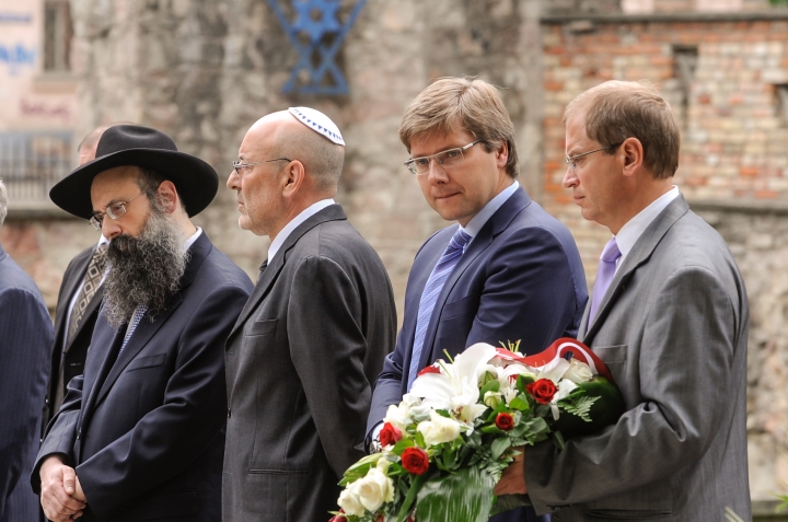 Музыкант: евреям самим надо просить прощения у латышей