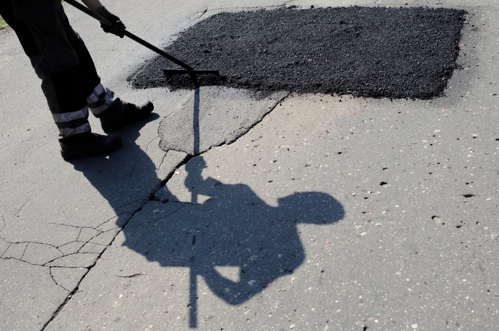 Предствителей Рижской думы научили латать ямы