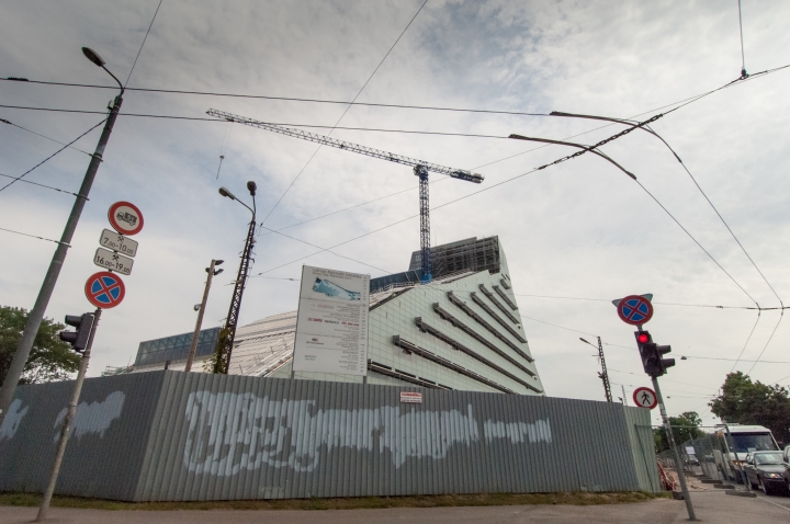 Газета: «Замок света» похож на петушиный гребень