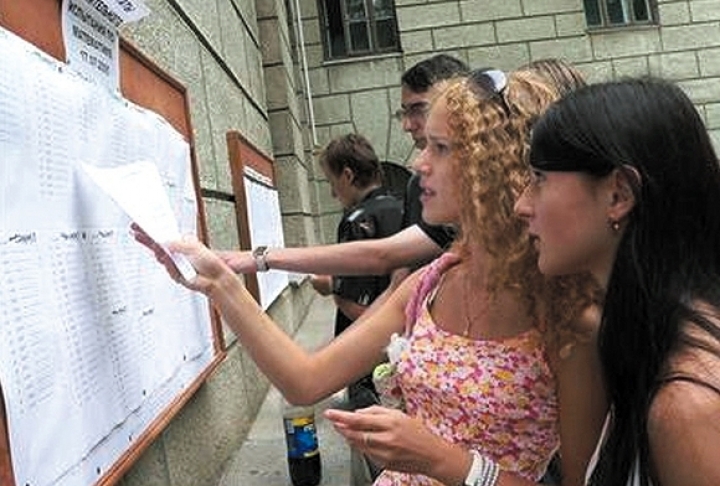 Абитуриенты активно подают заявки в вузы