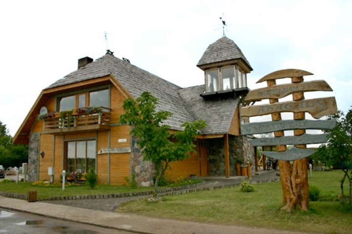 Полиция выясняет обстоятельства пожара в Āķagals