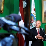 Президент Латвии прошел «огненное крещение» (ВИДЕО)